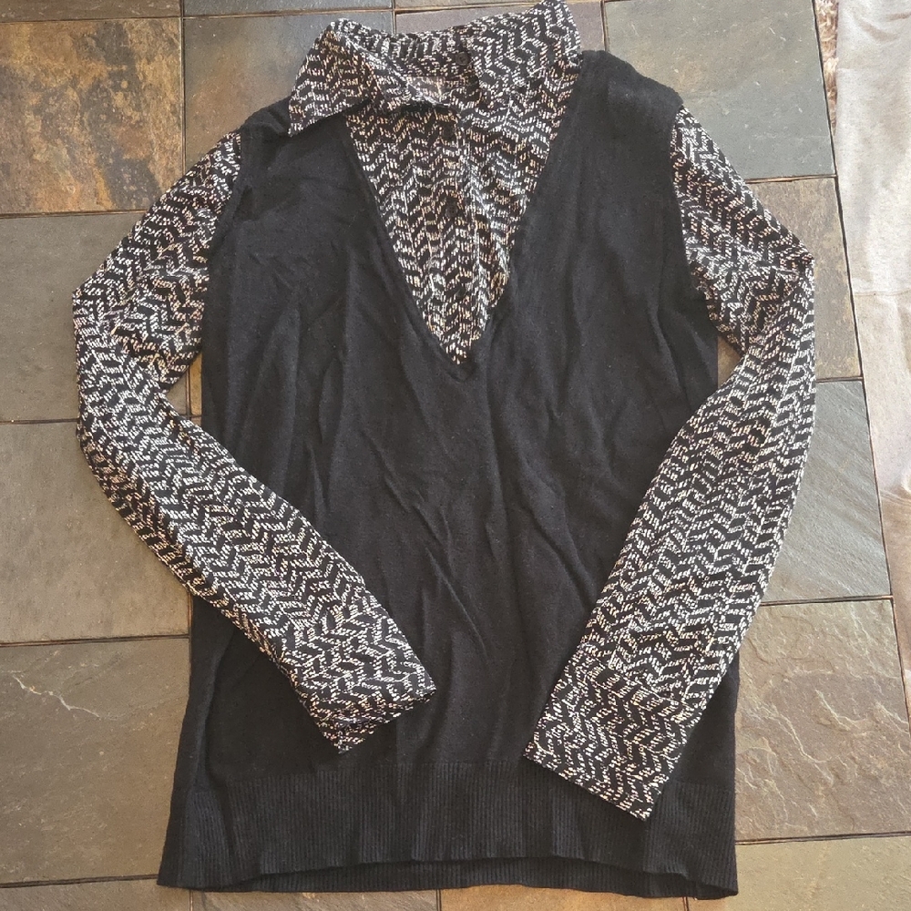 Chic Black and White V-Neck Sweater